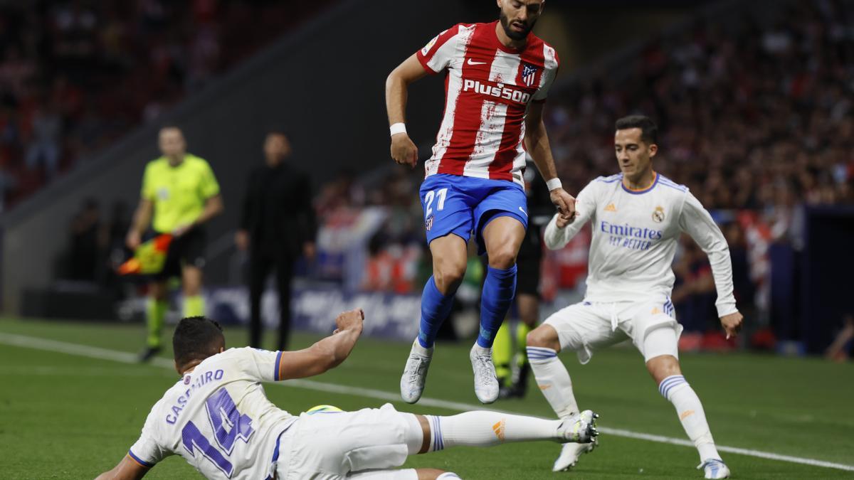 Carrasco, de penalti, adelanta al Atlético al descanso del derbi (1-0)