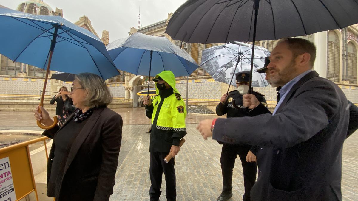 Cristina Oliete y Aarón Cano, en primer término, durante la visita a los accesos del Mercado Central.