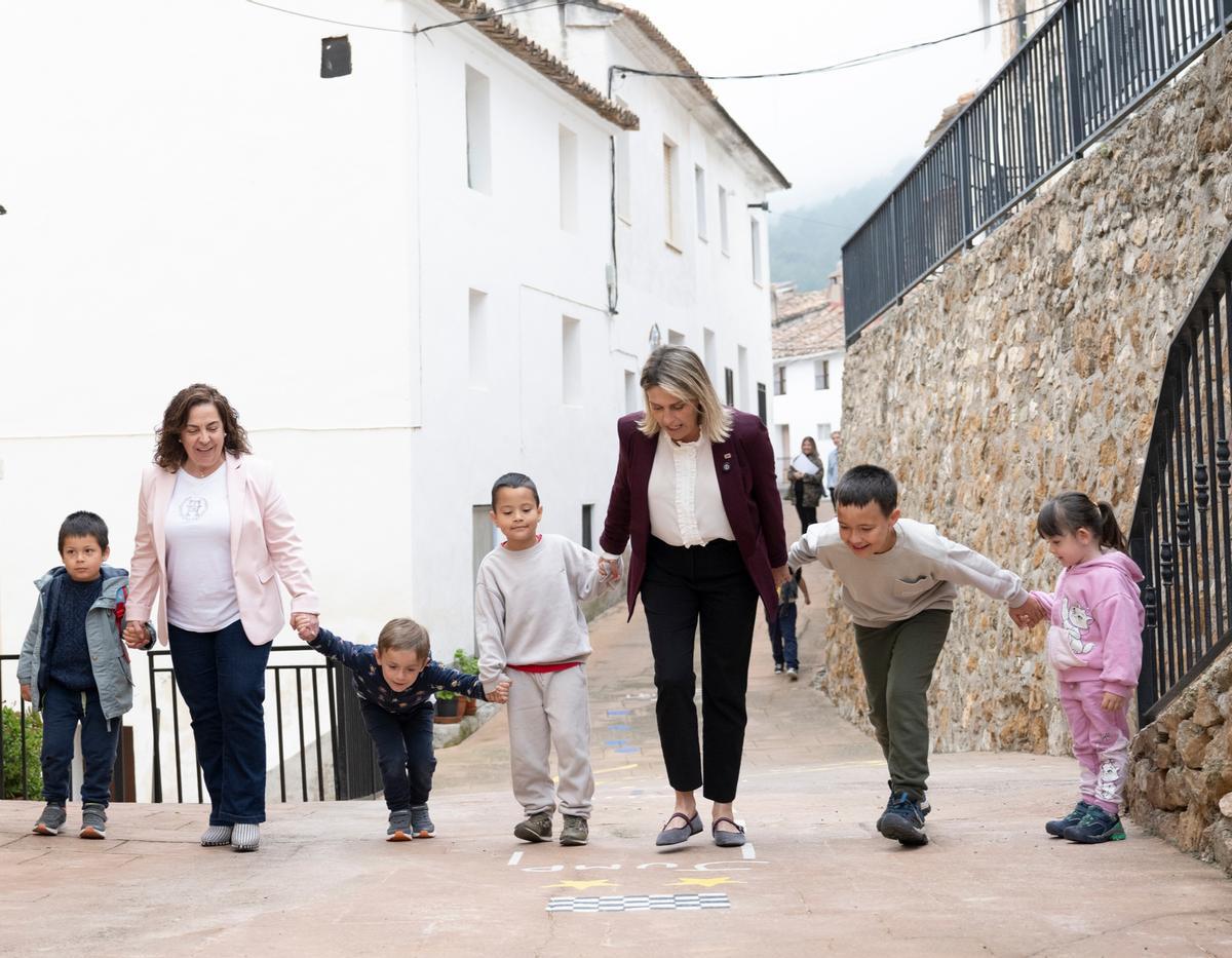 Torlà y Barrachina, en una visita a una unidad de conciliación familiar en Castellón.