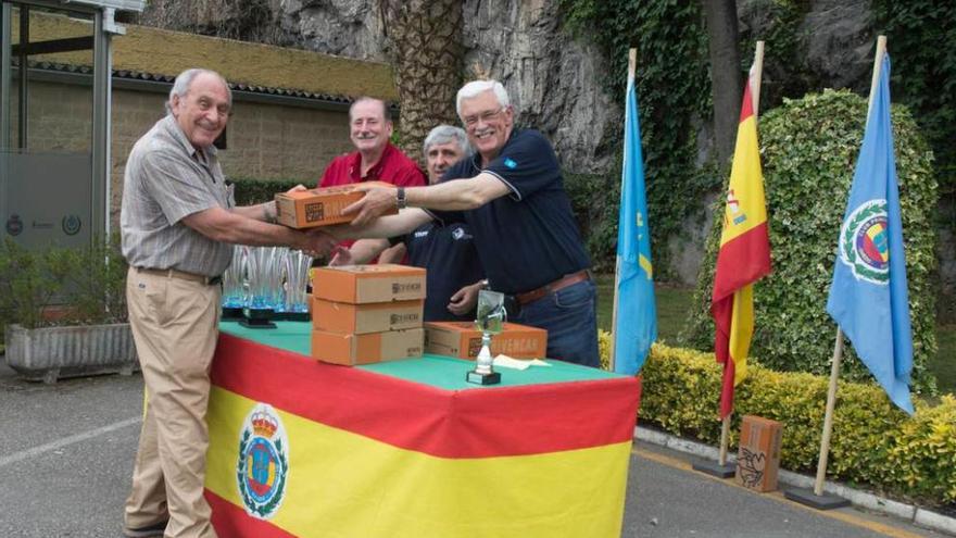 Benito de la Torre, a la izquierda, recibe el trofeo de veteranos master.