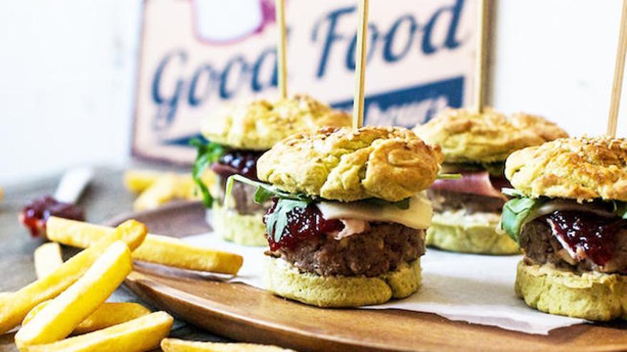 Hamburguesas de scamorza con pan de albahaca.