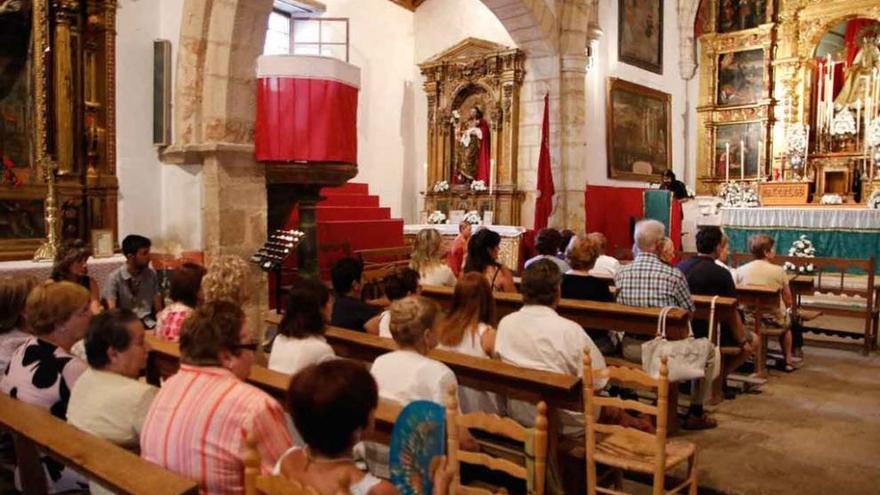 Los fieles durante la primera novena en honor a la Virgen de la Concha.