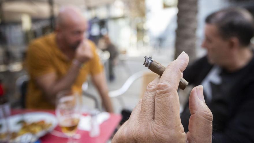 Salud buscará este año con la hostelería fórmulas para que no se fume en terrazas