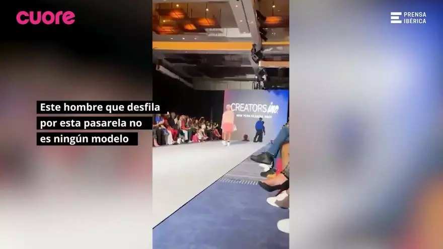 Un espontáneo se cuela en un desfile de NY... Y nadie se da cuenta hasta que le placan