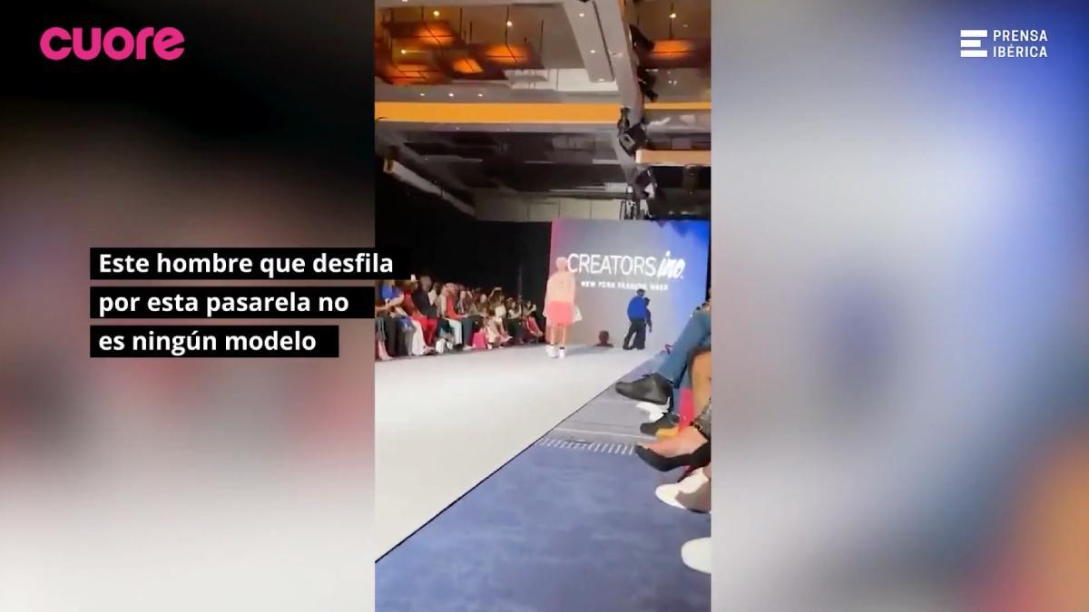 Un espontáneo se cuela en un desfile de NY... Y nadie se da cuenta hasta que le placan