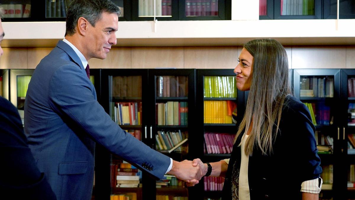 El presidente del Gobierno, Pedro Sánchez, y la portavoz de Junts en el Congreso, Miriam Nogueras, el pasado 13 de octubre.