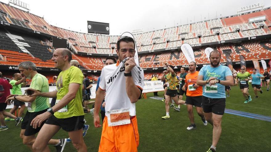 Cerca de 6.300 corredores acaban la Volta a Peu Valencia CF en Mestalla