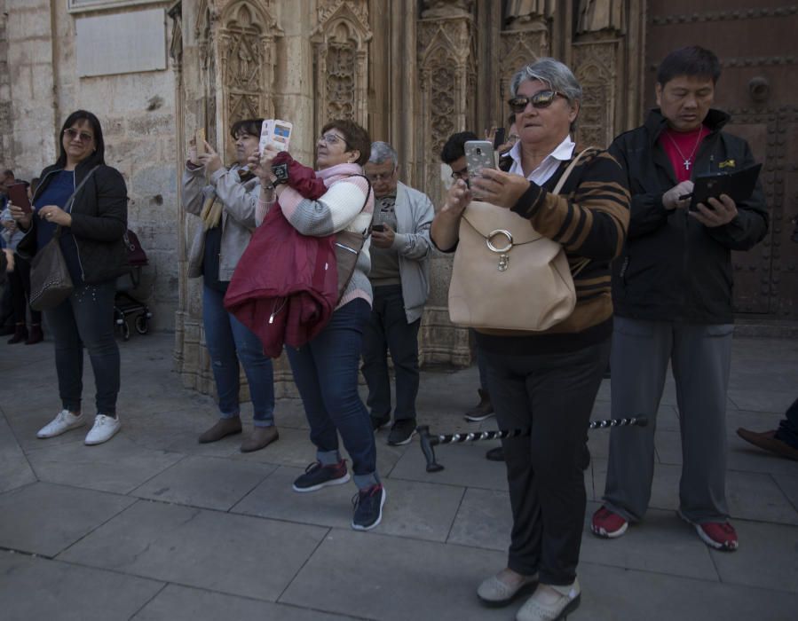 La Mare de Déu luce su manto en la Plaza de la Virgen