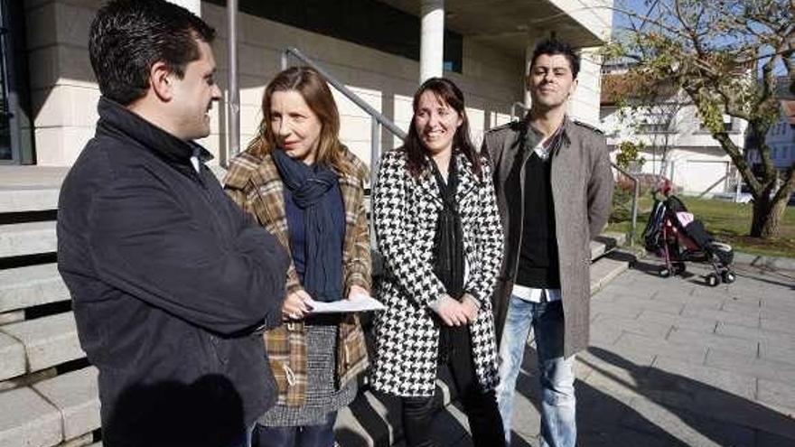 Gallego, en una reunión con la ejecutiva del PSOE moañés.