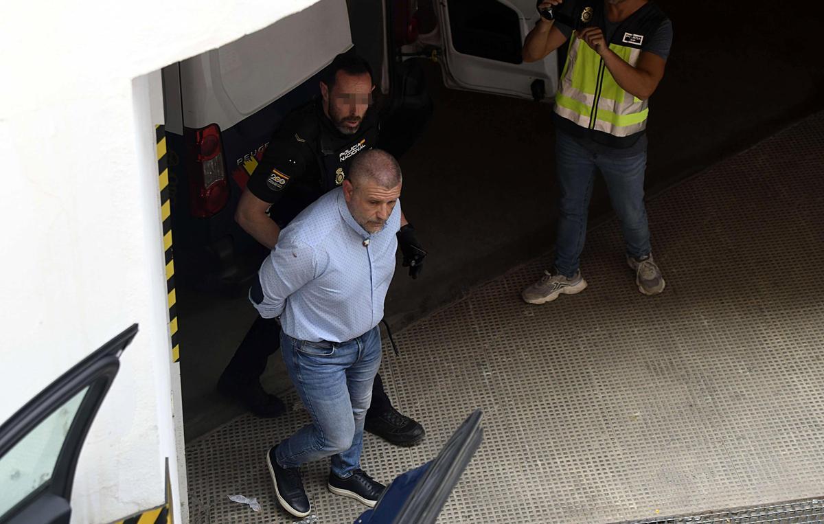 Arresto de uno de los sospechosos en el garaje de Ronda Sur, en Murcia, por parte de la Policía Nacional.
