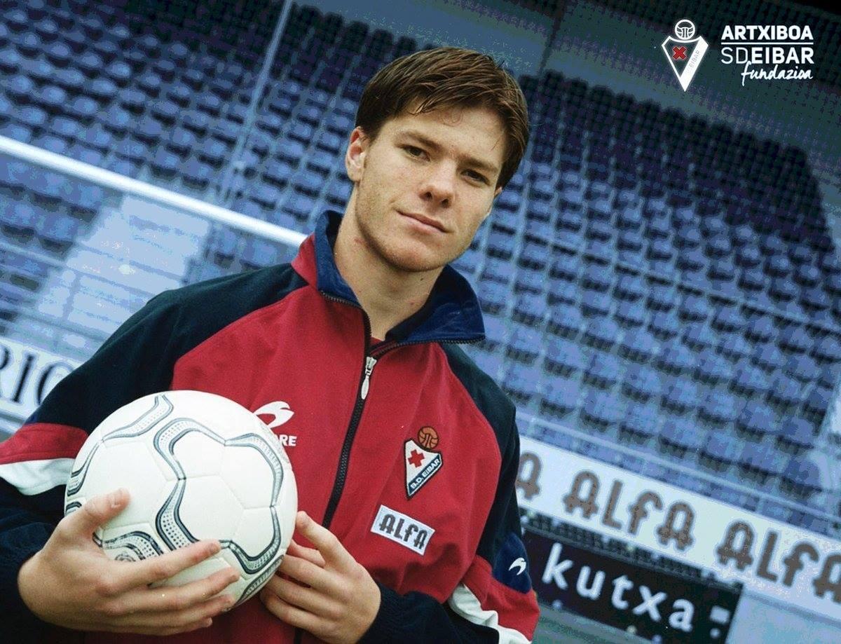 Xabi Alonso, en su presentación con el Eibar, en el verano del 2000.