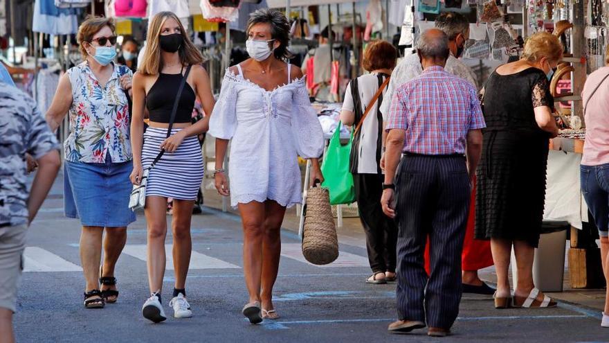 Ciutadans passejant en un mercat de Reus aquest dimarts