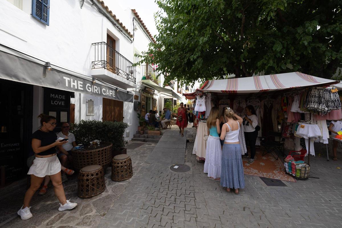 Galería: el mercadillo de Sant Joan en plena temporada de verano
