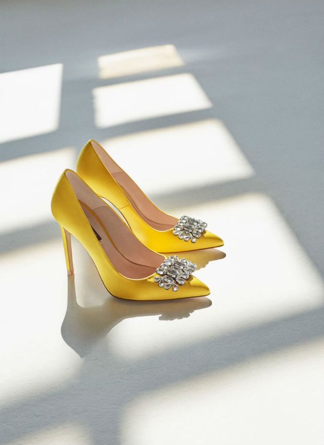 Prendas y complementos en amarillo:  Zapatos de Uterqüe