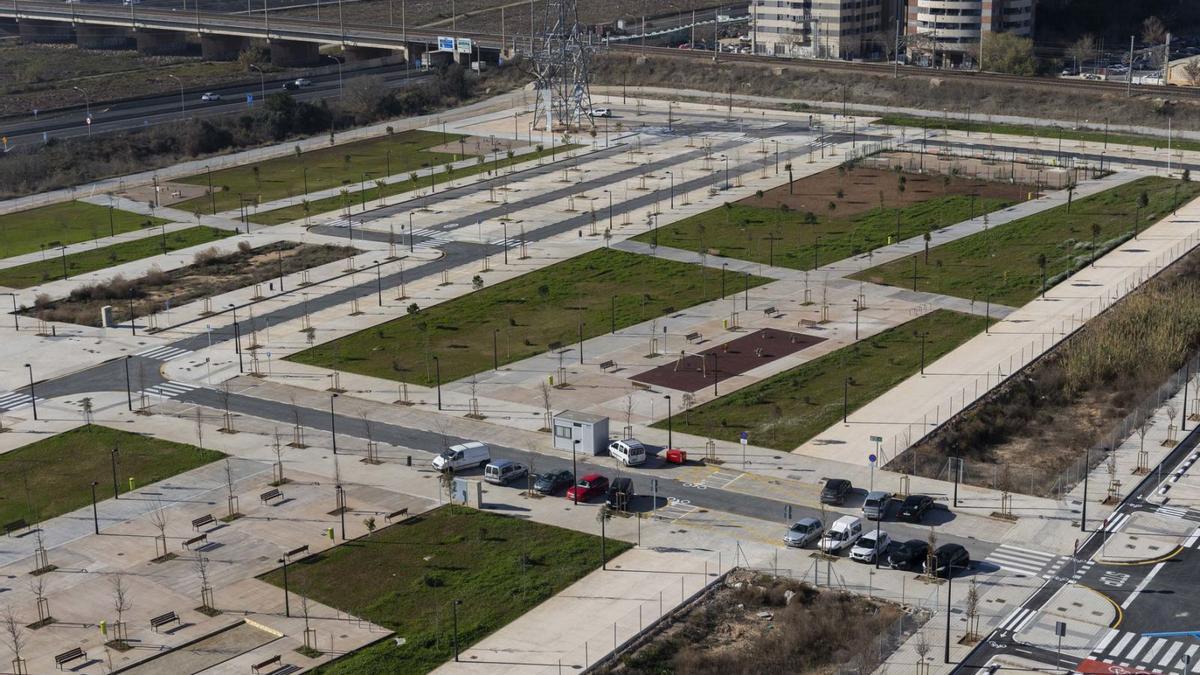 De arriba abajo,  puente de Malilla ampliado, piscina del edificio que está terminado y avance de la construcción. | G. Caballero