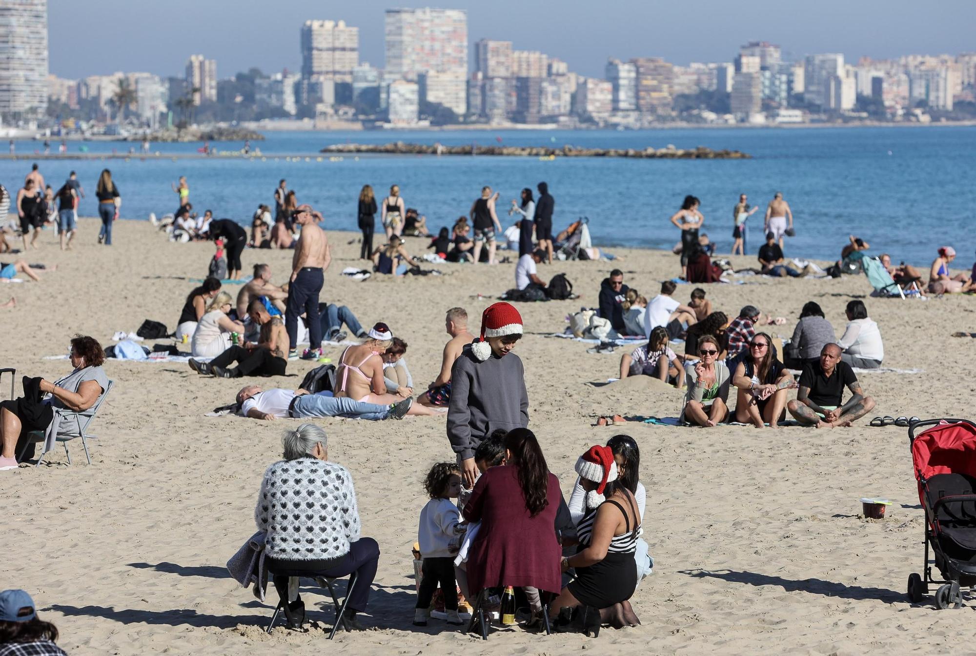 Ambiente en la playa del postiguet el día de Navidad