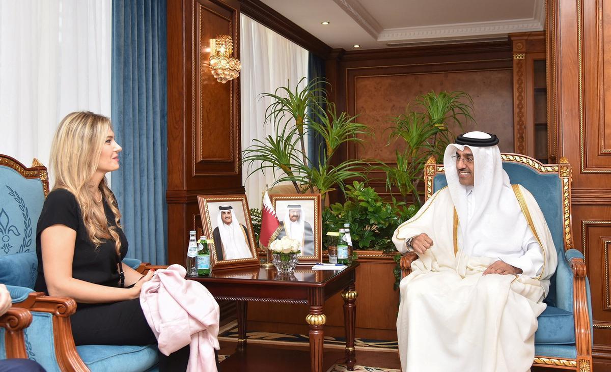 Eva Kaili conversa con Ali bin Samikh Al Marri, el ministro de Trabajo de Qatar, en un encuentro el 31 de octubre del 2022.