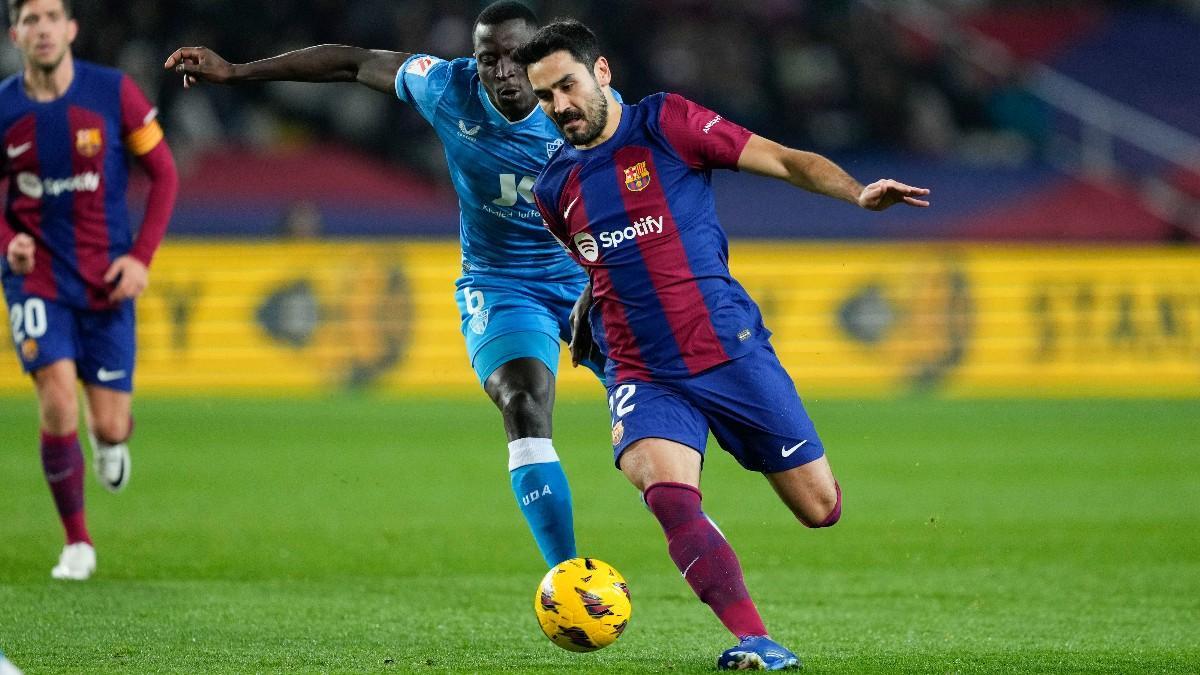 Dion Lopy persigue a Ilkay Gündogan durante el Barça - Almería de La Liga 2023/24