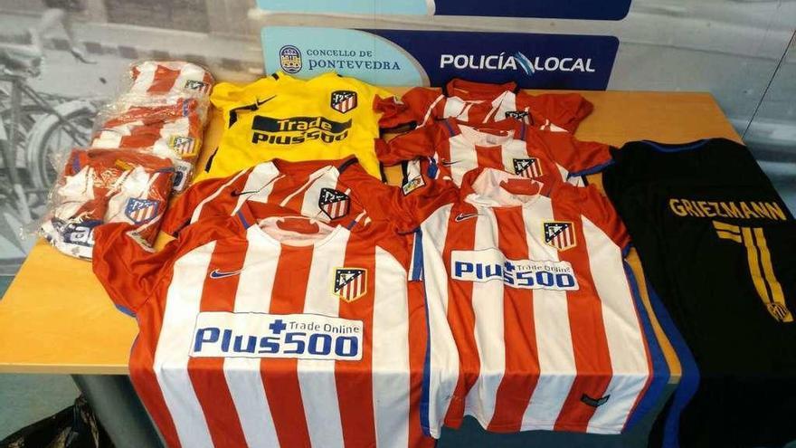 Imitaciones de equipaciones del Atlético de Madrid de la pasada temporada. // Policía Local de Pontevedra