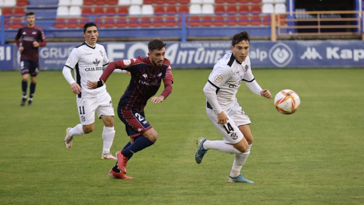 A la derecha, Jon Rojo, a punto de controlar un balón.