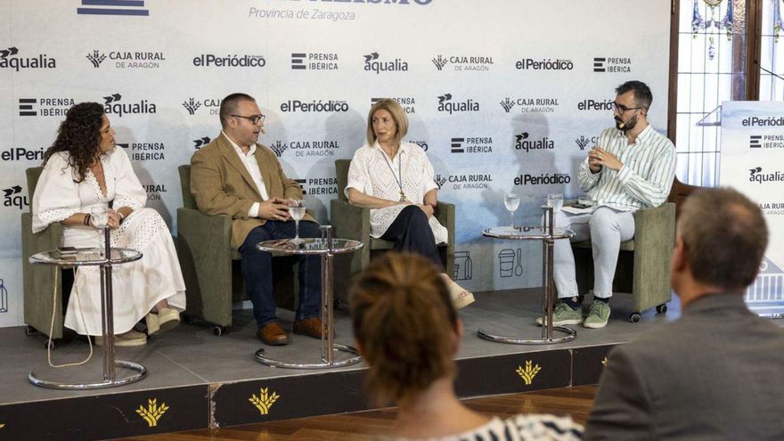 Andrés, alcalde de Pinseque, y Berges, alcaldesa de Pedrola, en el Foro de Municipalismo. | SERVICIO ESPECIAL