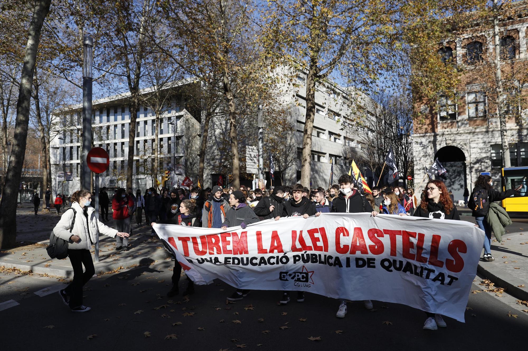 Uns centenars d'estudiants es manifesta a Girona contra el projecte de llei Castells i la sentència del 25% de castellà