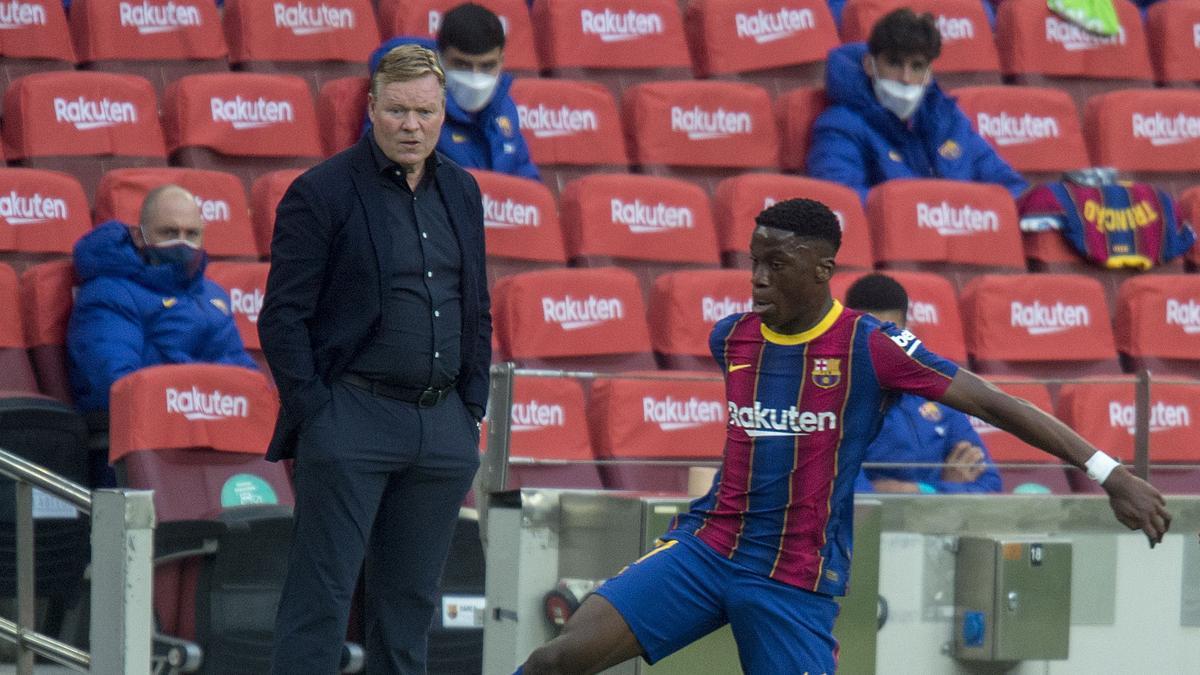 Ilaix recupera un balón bajo la mirada de Koeman