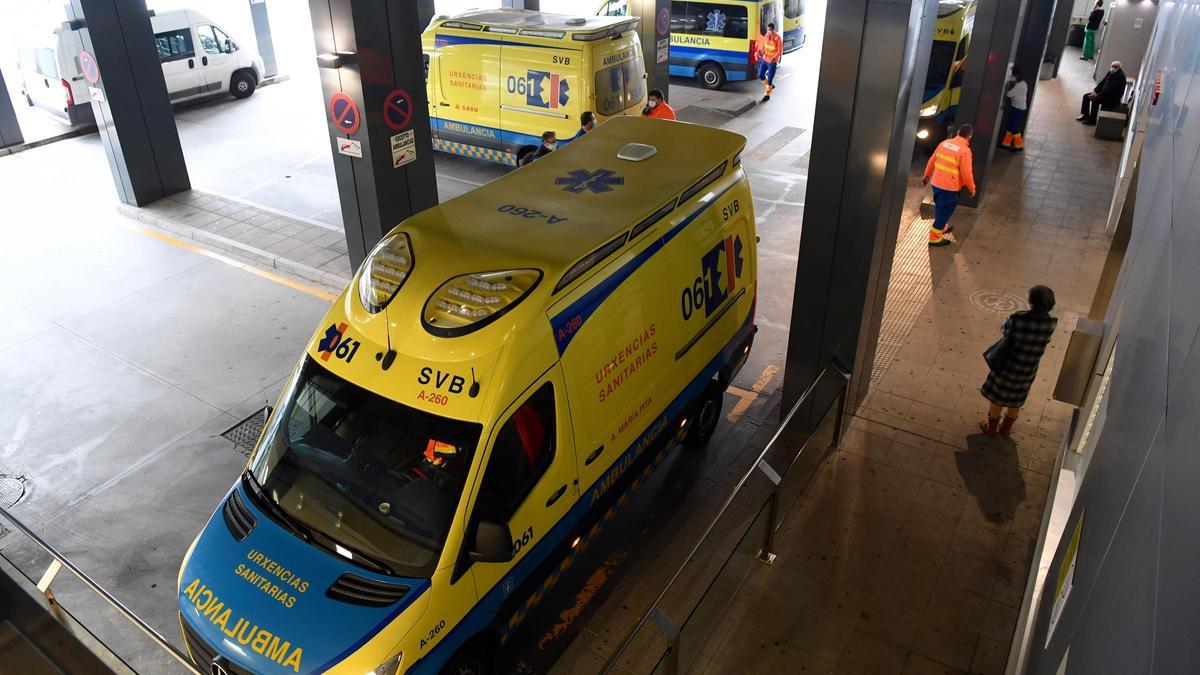 El acceso a las Urgencias del Hospital de A Coruña, ayer. / CARLOS PARDELLAS