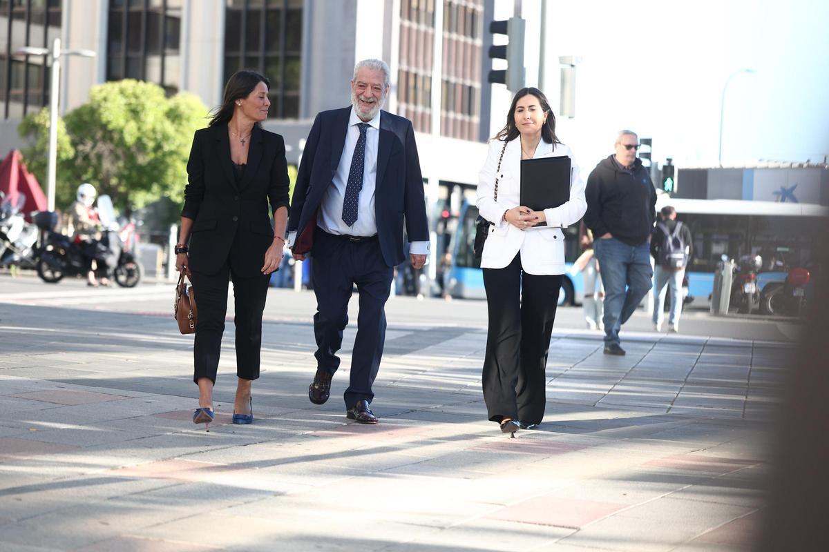 El jefe de Gabinete de Ayuso, Miguel Angel Rodríguez (c), a su llegada a los Juzgados de Plaza Castilla, a 6 de mayo de 2026, en Madrid (España).