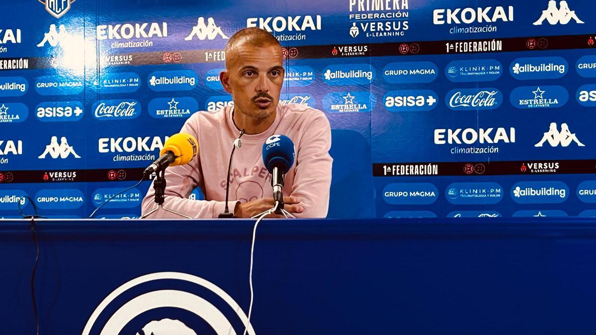 Beto Company responde a las preguntas de la prensa antes del Hércules-Atlético Sanluqueño que se juega en Alicante.