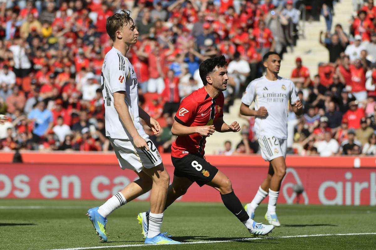 El centrocampista del Mallorca Manu Morlanes (c) celebra tras anotar el primer gol de su equipo durante el partido de la jornada 30 de LaLiga EA Sports, que disputan el RCD Mallorca y el Real Madrid este sábado, en Son Moix.