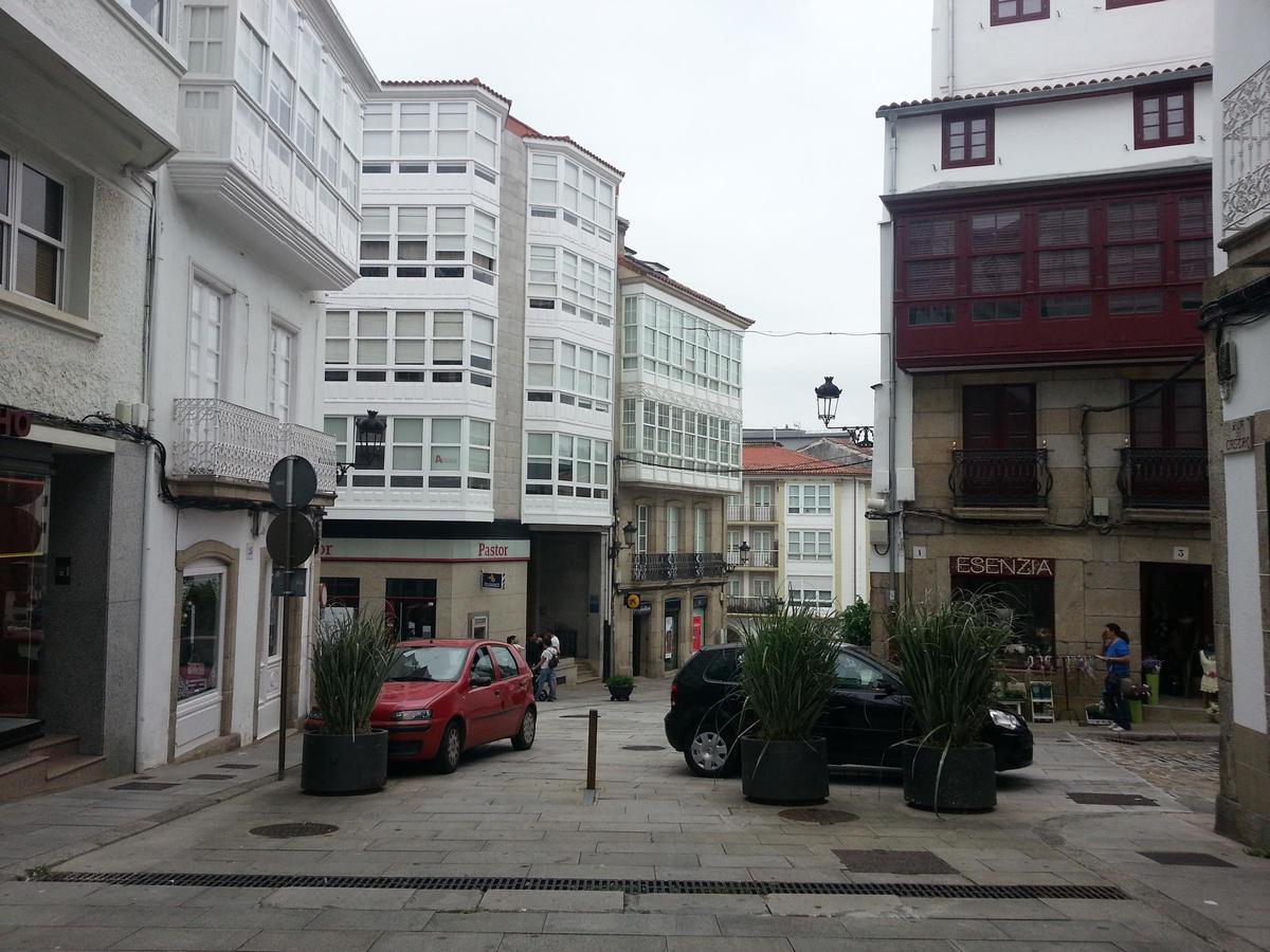 Unos coches en la entrada del casco histórico de Betanzos.