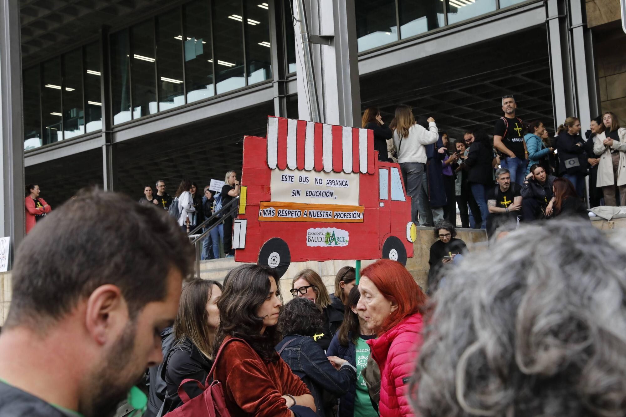 Cientos de profesores se concentran en Oviedo mientras Gobierno y sindicatos negocian.