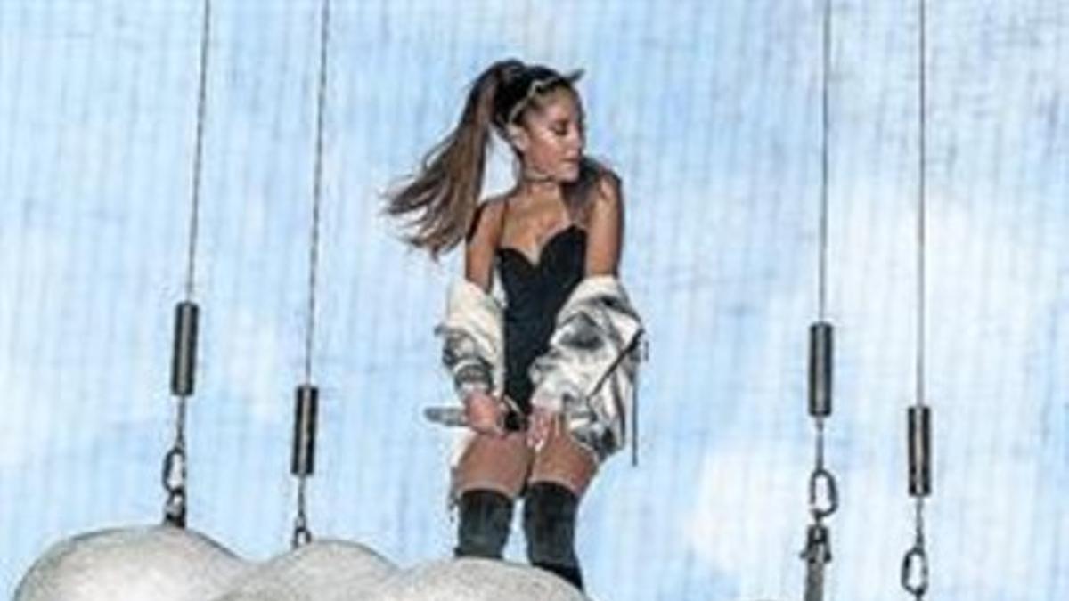 Ariana Grande, durante su actuación de anoche en el Palau Sant Jordi.