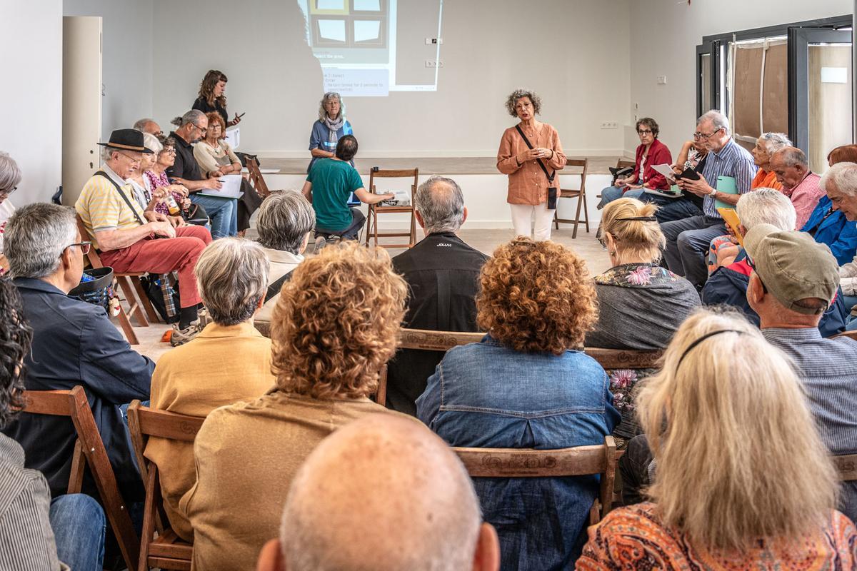 L'Aurora Moreno, amb els qui seran els seus futurs companys d'habitatge