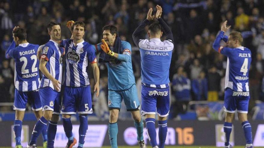 Los futbolistas del Deportivo celebran el triunfo y aplauden a la grada a la conclusión del partido frente al Levante.