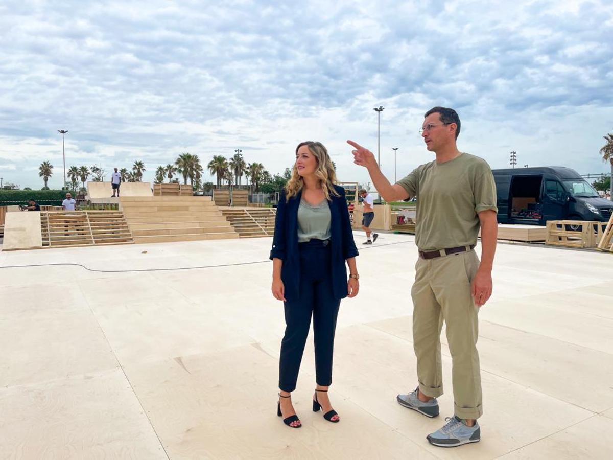 Rocío Gil inspecciona las instalaciones donde se va a celebrar el festival internacional de deportes urbanos.