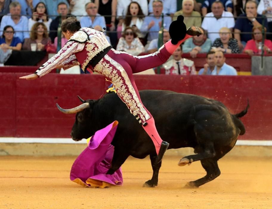 El banderillero Mariano de la Viña sufre una grave cornada en Zaragoza.