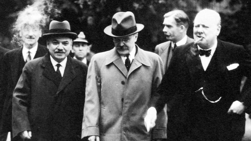 Foto fechada en 1942, en la que aparecen el embajador de la URSS en Londres, Iván Maiski (i), el ministro de Asuntos Exteriores, Viacheslav Mólotov (c), y el primer ministro británico, Winston Churchill (d).