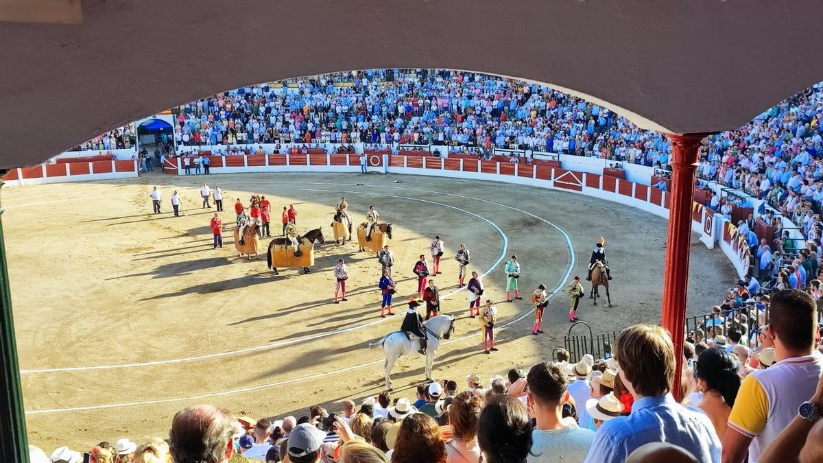 Vista de la plaza de toros de Linares durante la corrida de este domingo.