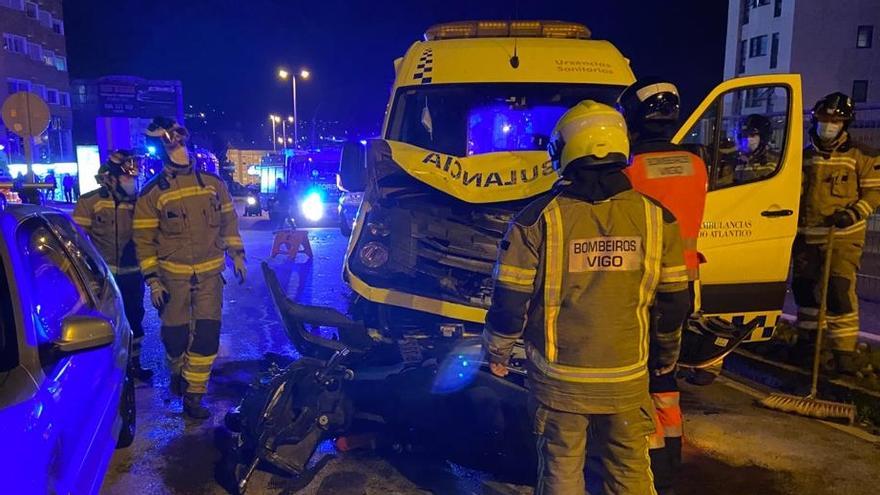 Herido grave un motorista tras una colisión con una ambulancia en la avenida de Madrid