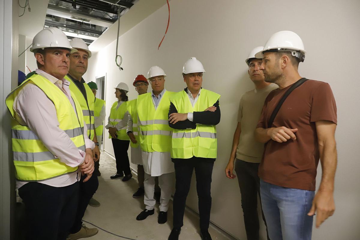 Visita del conselleiro de Sanidade a las obras del futuro hospital de día el pasado mes de julio.