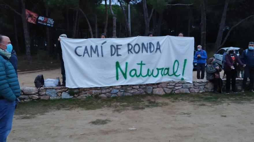 Els manifestants han penjat pancartes en contra de les obres del camí de ronda.