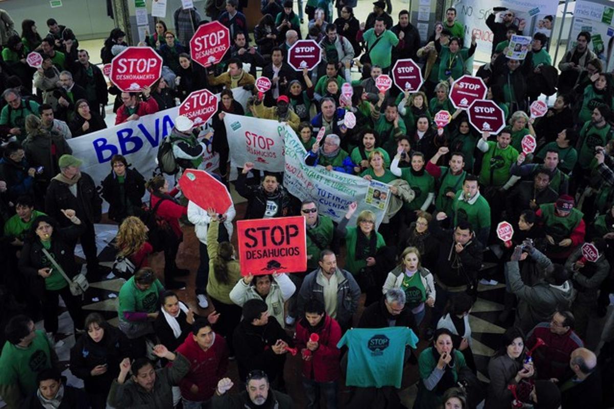Protesta en una sucursal del BBVA en Barcelona, el pasado febrero.