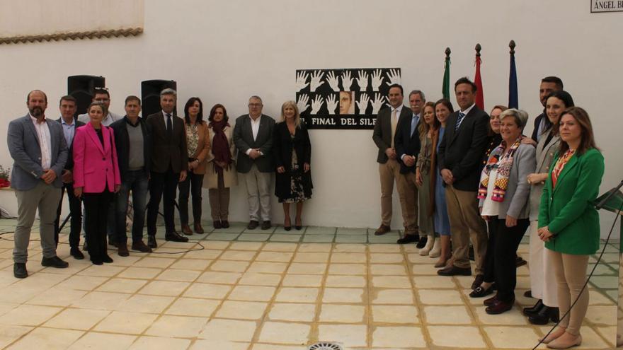 Del Pozo, con el resto de autoridades, junto al azulejo colocado en la plaza Miguel Ángel Blanco.