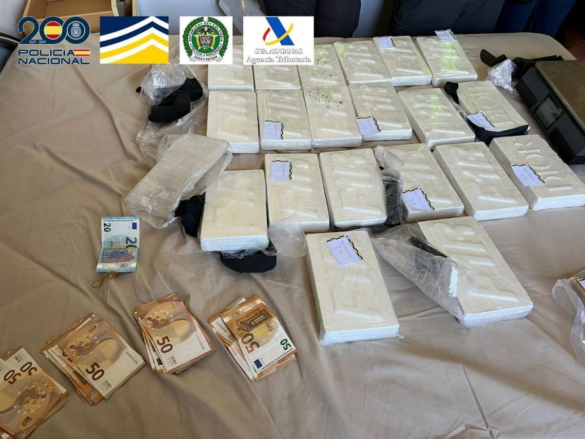 Bloques de cocaína y dinero en efectivo incautado en la operación.