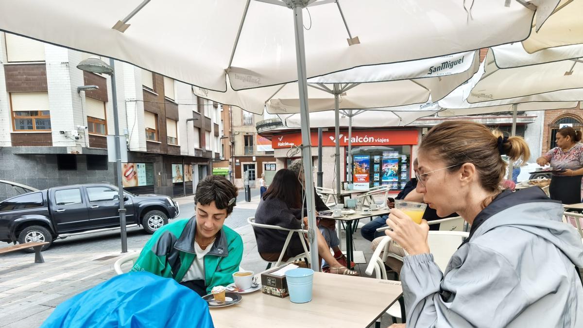 Por la izquierda, las peregrinas italianas Rosa Piepoli y Daniela Goffredo, desayunando en Grado