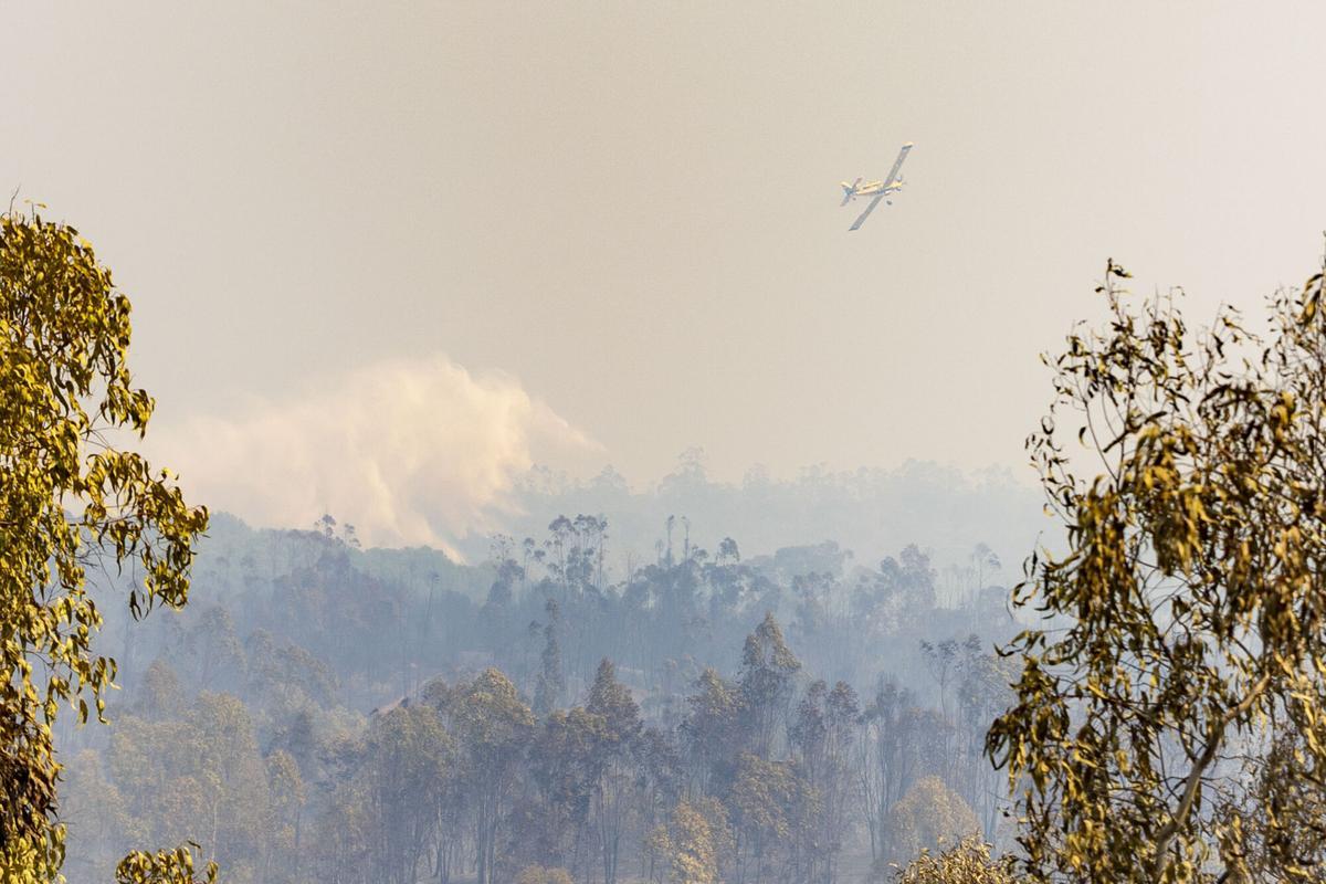 Un avión trabaja en las labores de extinción del incendio forestal. Un avión trabaja en las labores de extinción del incendio forestal.