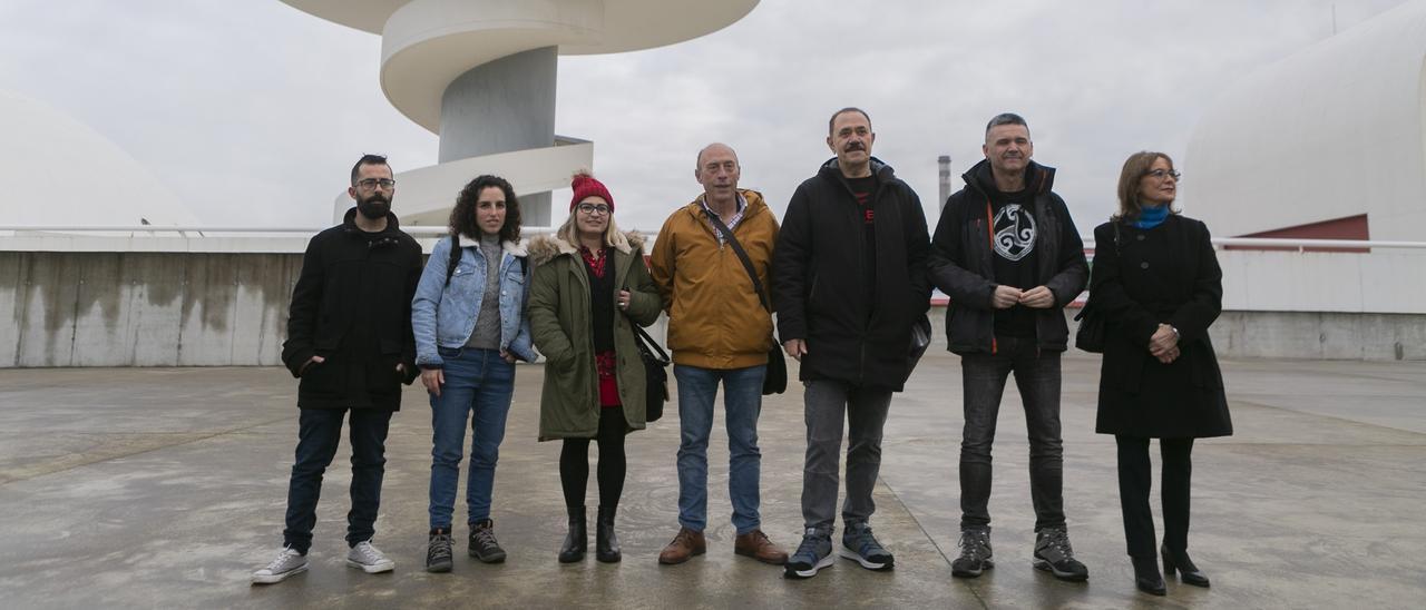 David García, Llarina González, Sara Retuerto, Agustín Medina, Juan José Fernández, Rafa Palacios y Ángela Vallina, ayer, delante de los accesos al Centro Niemeyer.