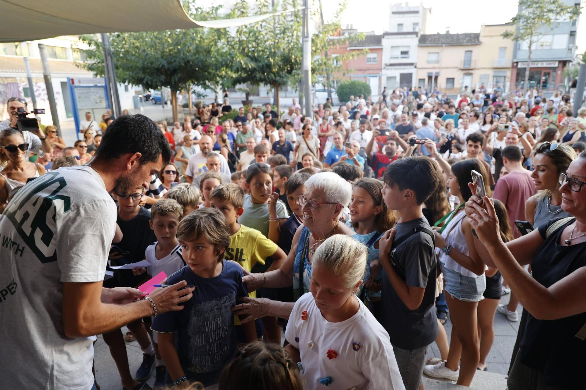 Así ha recibido Bellreguard al atleta Quique Llopis